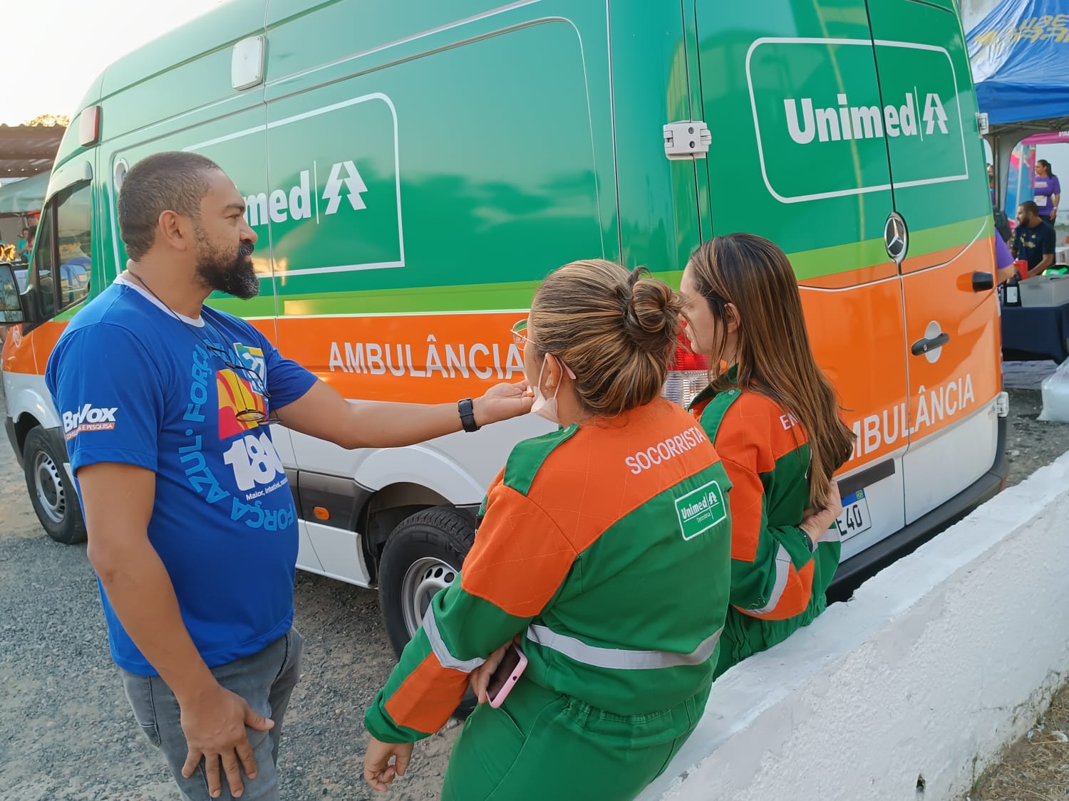 Duas das seis ambulâncias do sistema Unimed estavam de prontidão para atender a eventuais ocorrências na corrida