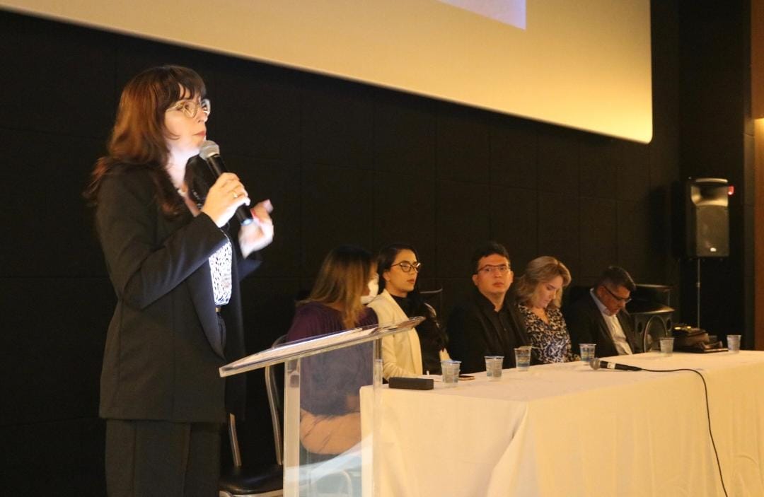 A palestrante Lia Passos abriu o evento, reforçando sobre a transparência da nova lei de licitações