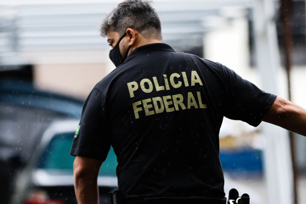 Polícia Federal prende servidor público aposentado acusado de estupro no Piauí