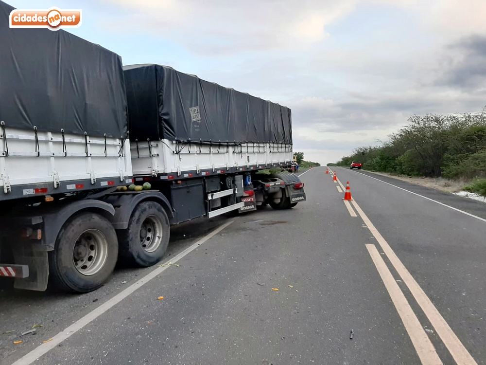 Carro invade contramão e colide contra carreta após condutor retornar