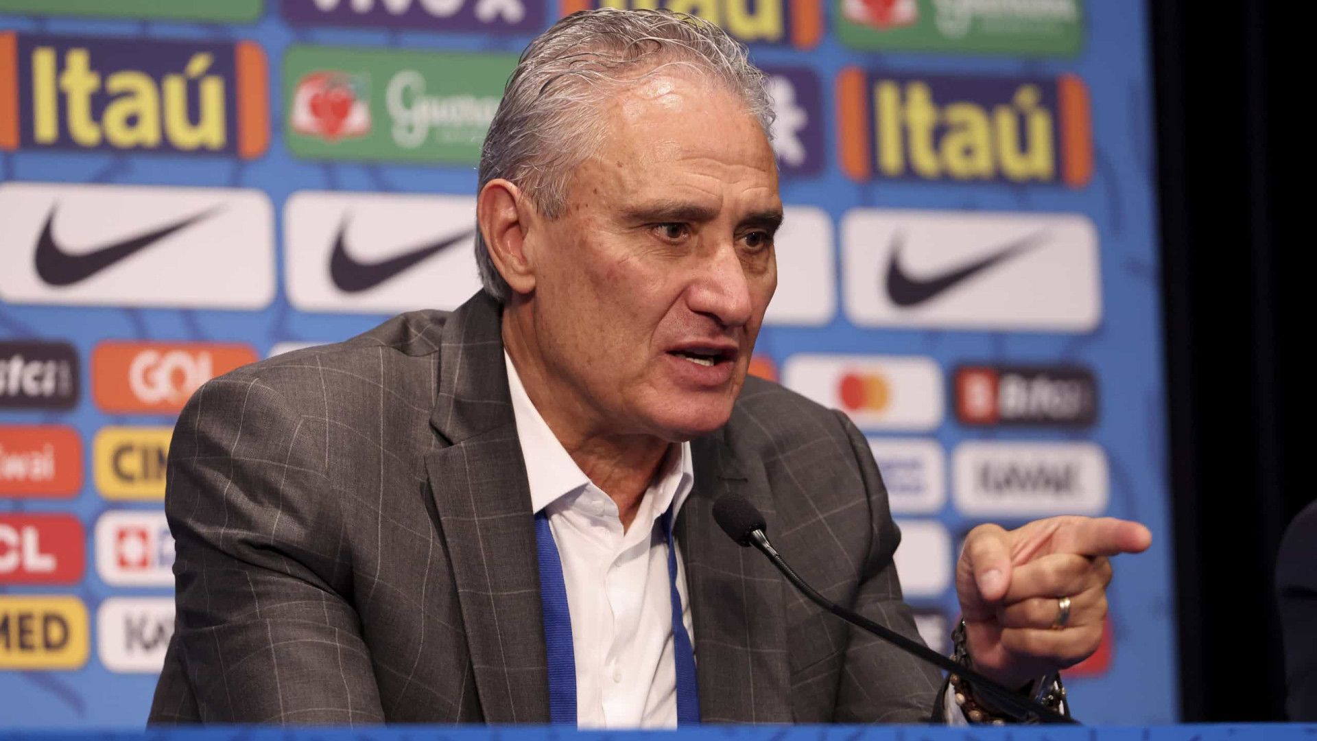 Tite compra briga dos jogadores e defende dança da seleção na Copa