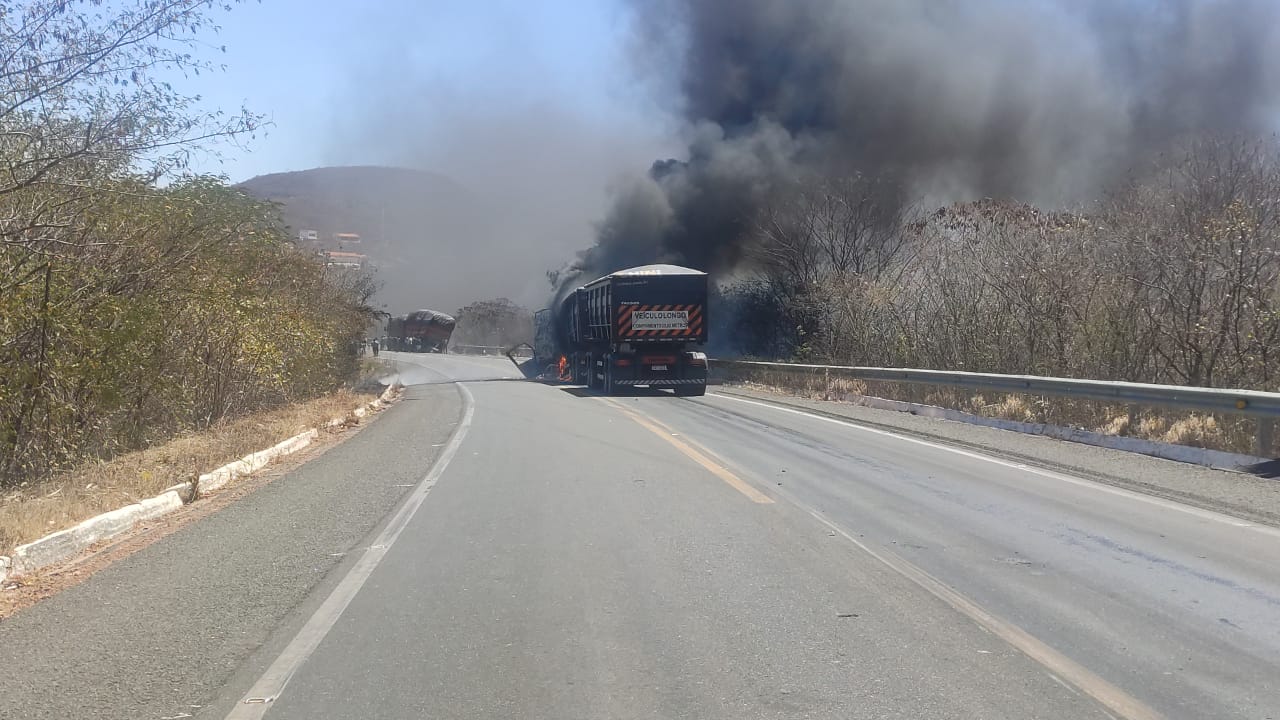 Carreta pega fogo após colisão na BR-316, em Dom Expedito Lopes