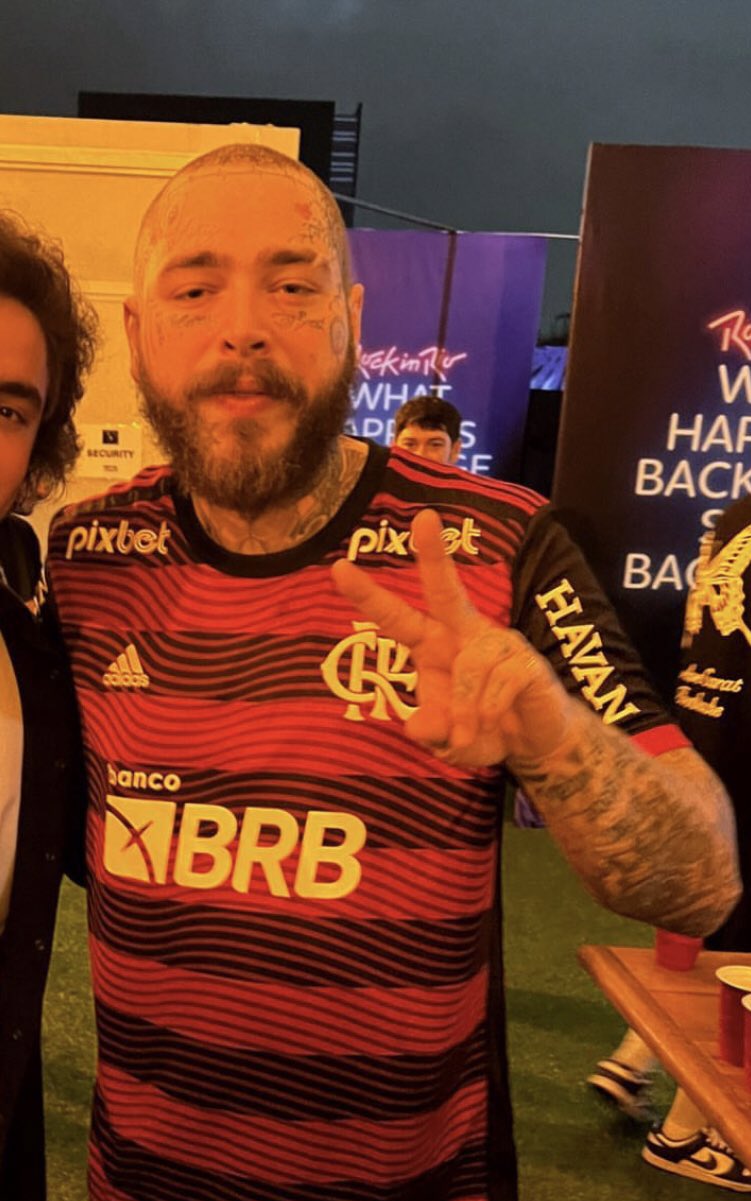 Post Malone vestindo a camisa do Flamengo