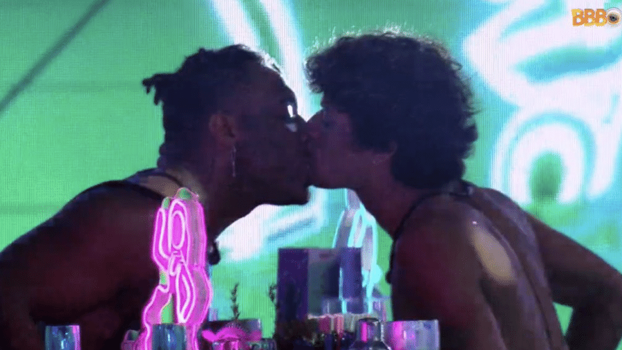 Gabriel Santana e Fred Nicácio se beijam na primeira festa do BBB 23