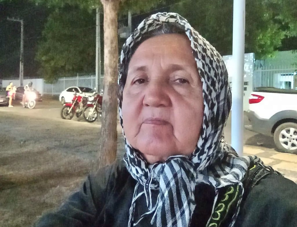 Com hijab, Lourdes Melo pede a liberdade para o povo palestino