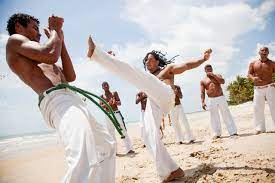 Capoeira: Mistura única de arte marcial, dança e música com raízes na ...
