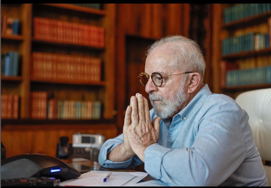 Presidente Lula conversa com família de brasileiros impedida de sair de Gaza