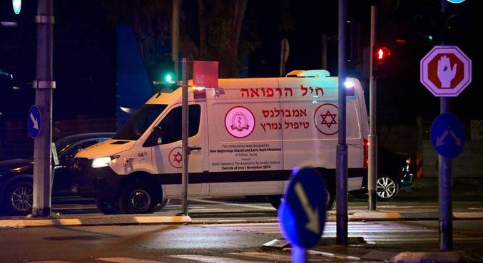 Ambulância que transporta reféns chega ao Centro Médico Wolfson, em Tel Aviv