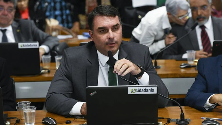 Ex-sócio diz que Flávio Bolsonaro abriu loja com R$ 200 mil em espécie
