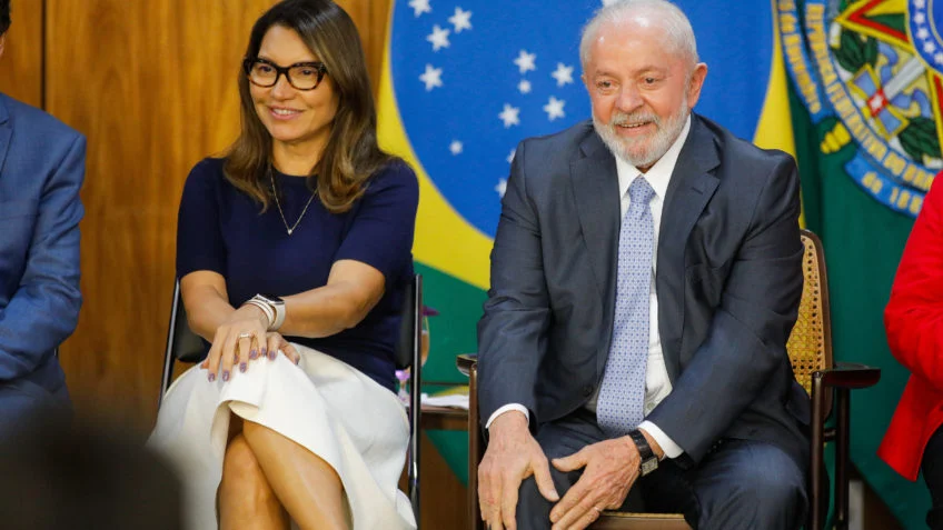 Fico ao lado e não atrás de Lula, afirma Janja