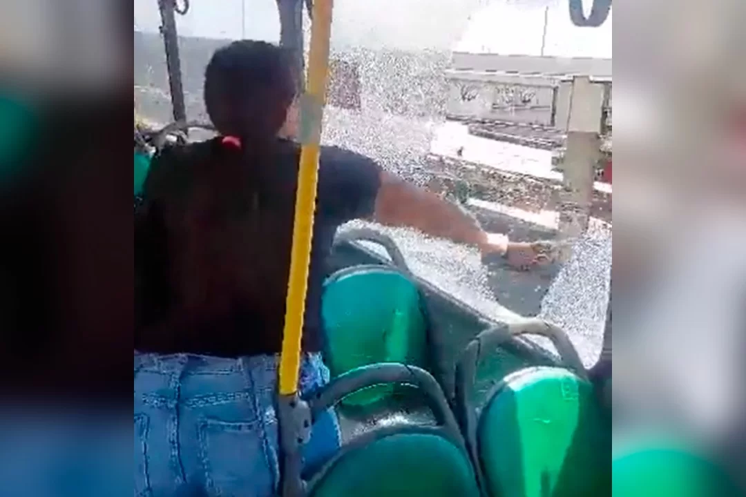 Mãe quebra vidro de ônibus após criança passar mal com calor