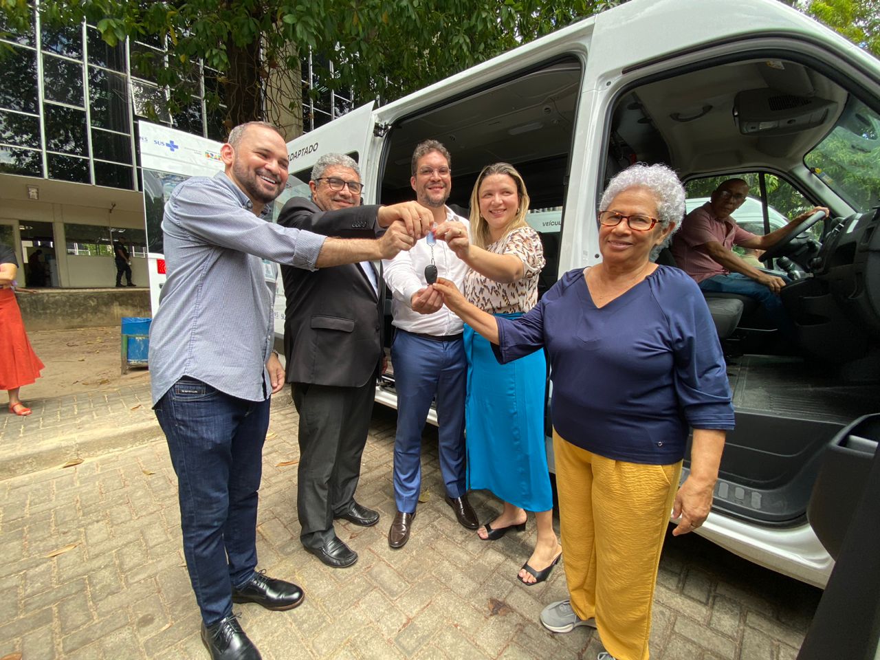Sesapi entrega veículos para transporte de pacientes ao HGV e dois municípios