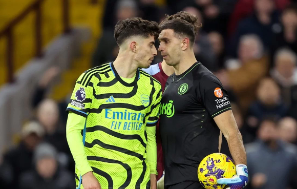 Capitão de time da Premier League desmaia em campo, e jogo é