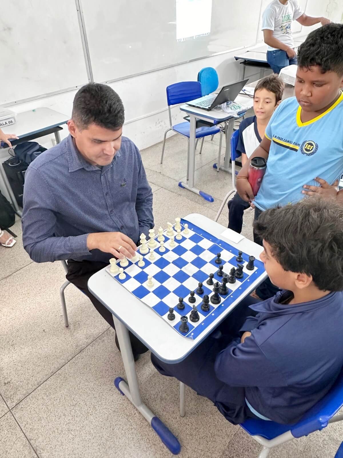 Estudantes participam de simultânea com mestre do xadrez Rafael