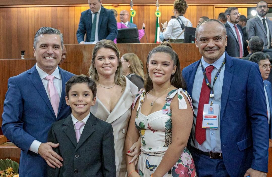 Deputado empossado DrVinicius, a esposa Priscila Nascimento, os filhos Vitor e Sofia, e seu assessor político, Luiz Alexandre Minervino