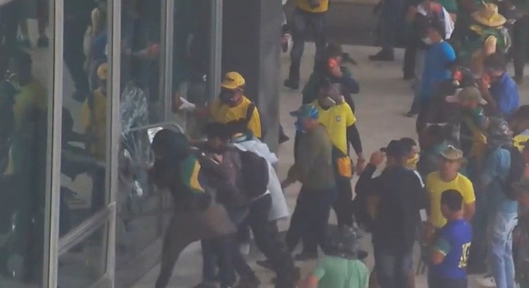 Suspeitos de atos de vandalismo em Brasília receberam R$ 1,6 milhão em auxílios do governo