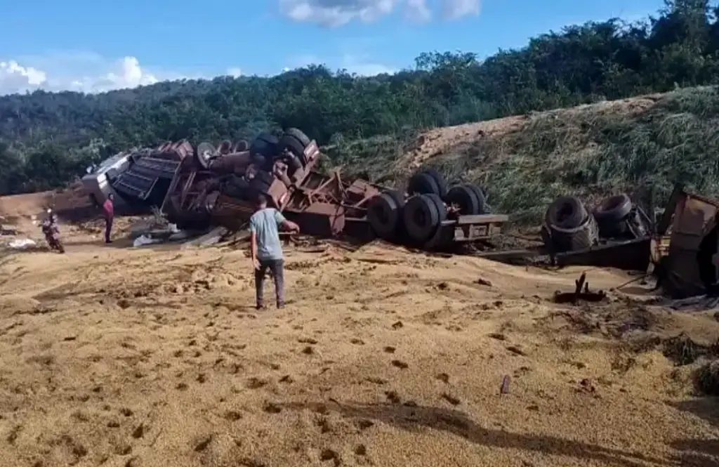 motorista morre após caminhão tombar e colidir com veículo tombado na PI-247; entenda