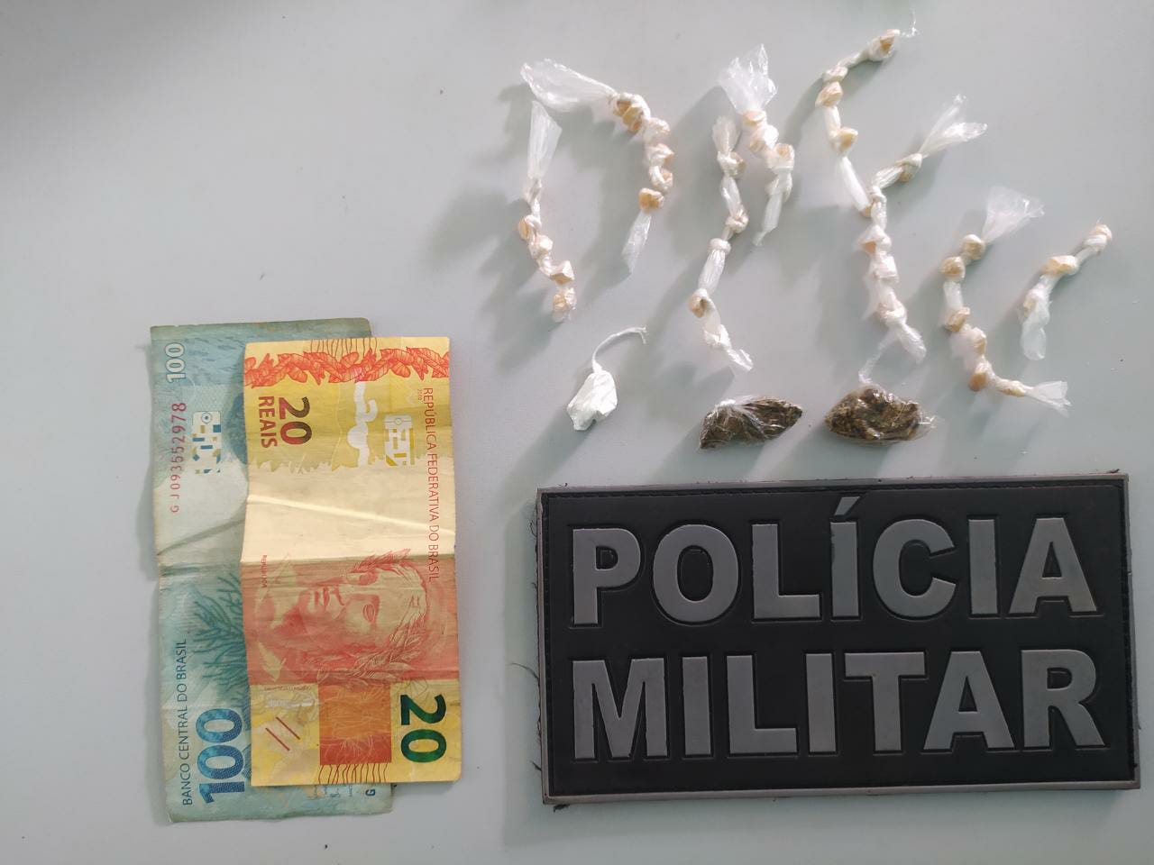 Polícia Militar apreende adolescente e prende homem suspeitos de tráfico em bar de Elesbão Veloso