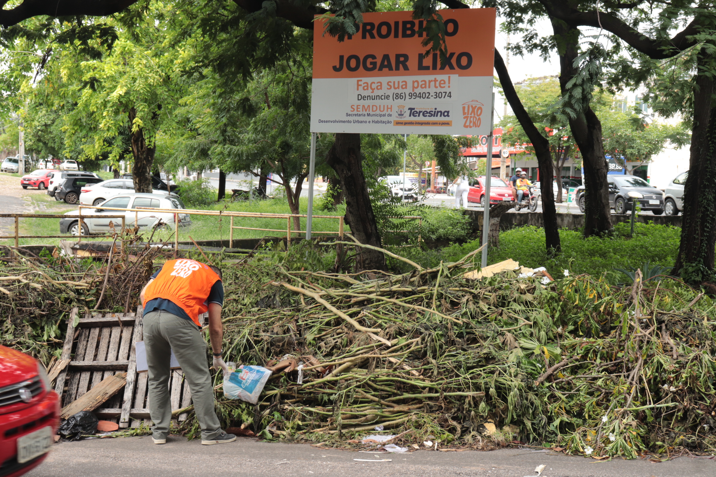 O descarte de lixo em local irregular traz prejuízos a saúde pública e as finanças do município