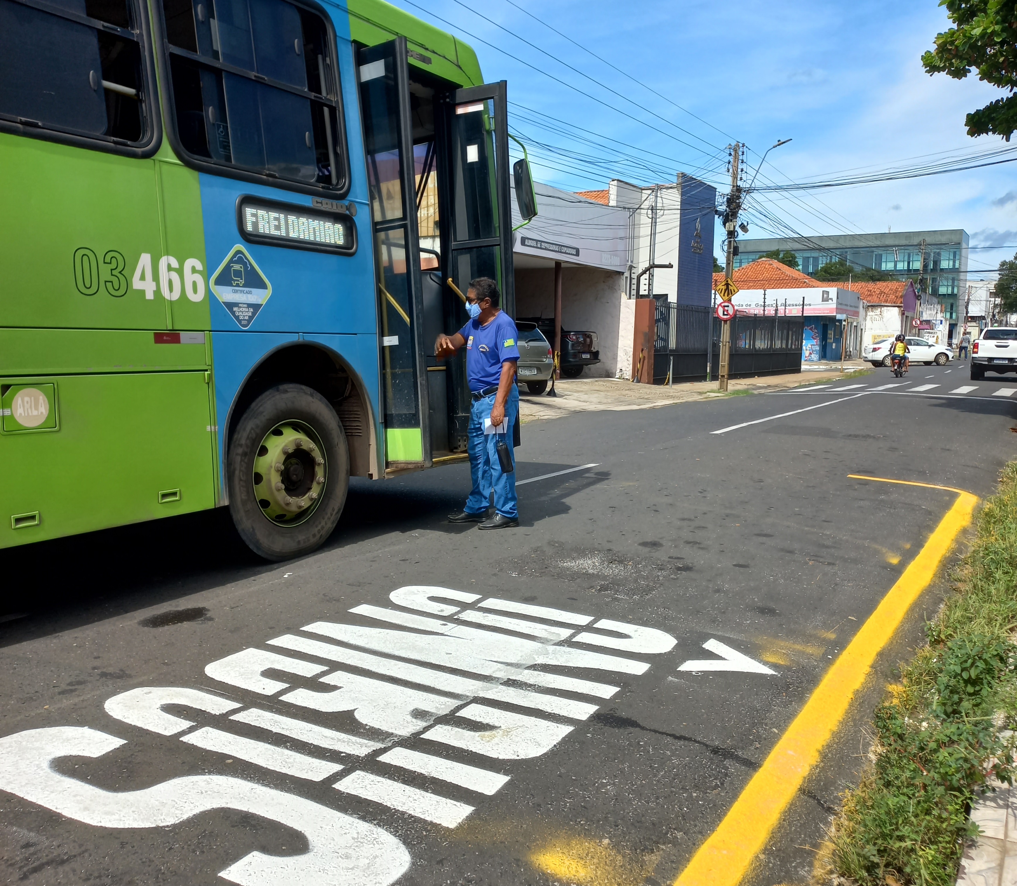 Prefeitura de Teresina instala duas paradas de ônibus na rua Areolino de Abreu