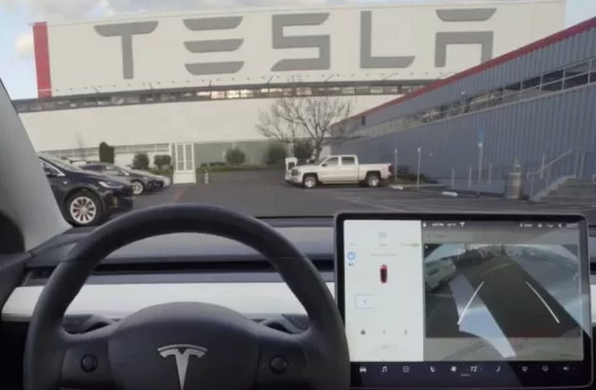 Tesla, de Elon Musk, é processada por “vazar” vídeos de clientes
