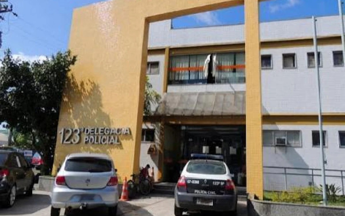 Abusos eram cometidos durante os banhos e trocas de fraldas da vítima. Mulher tentou fugir antes de ser presa, em Macaé