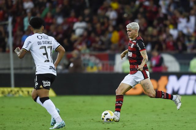 Ayrton Lucas em ação pelo Flamengo contra o Corinthians