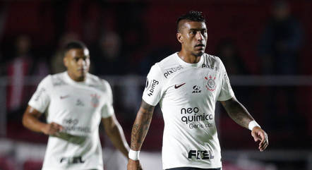 Paulinho sofre entorse no joelho esquerdo e preocupa no Corinthians