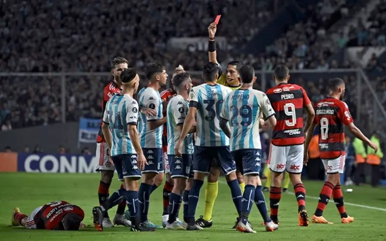 Racing é multado em R$ 495 mil por insultos racistas em jogo contra Flamengo