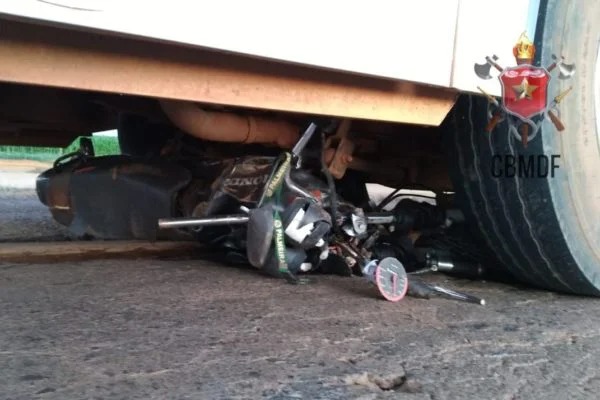 Vídeo: moto para embaixo de ônibus após atropelamento de ciclista na BR-251