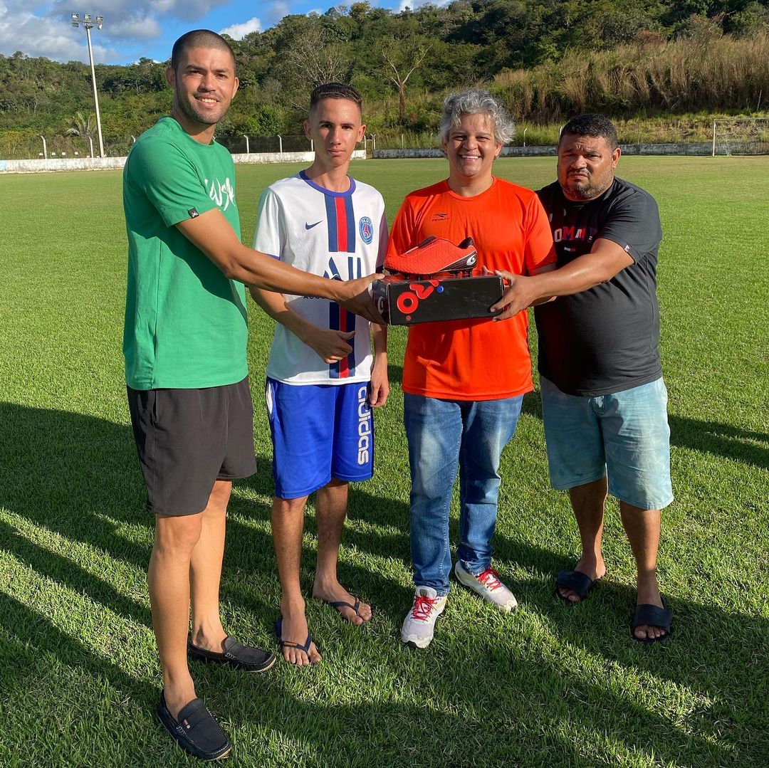 Prefeito de Miguel Leão entrega material esportivo para Seleção que