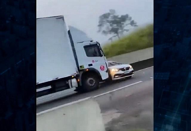 Caminhoneiro arrasta carro de bandidos após ser abordado em rodovia