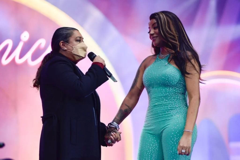 De máscara por conta do câncer, Preta Gil chora com Ludmilla em palco