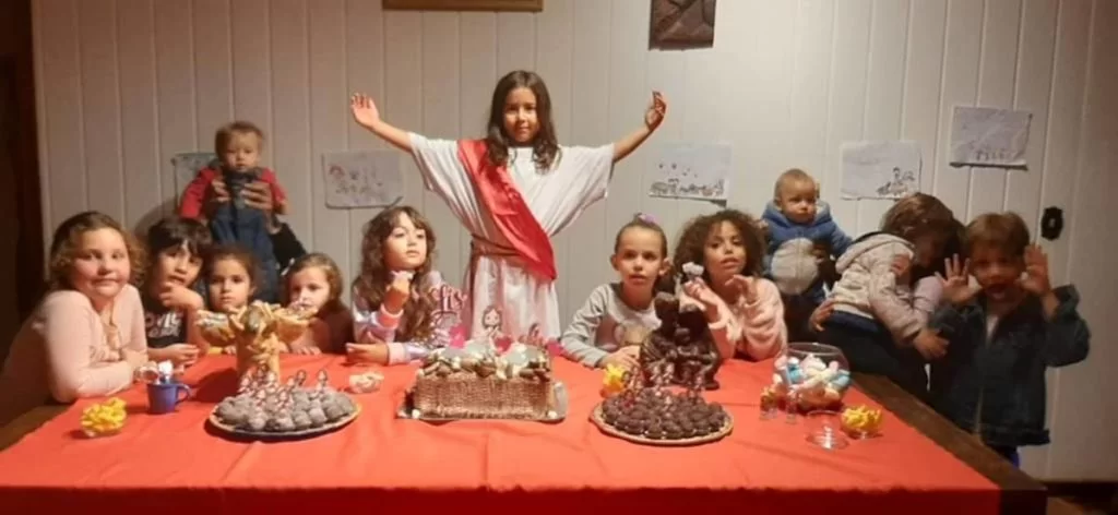 Menina faz sucesso com festa de aniversário com tema Jesus