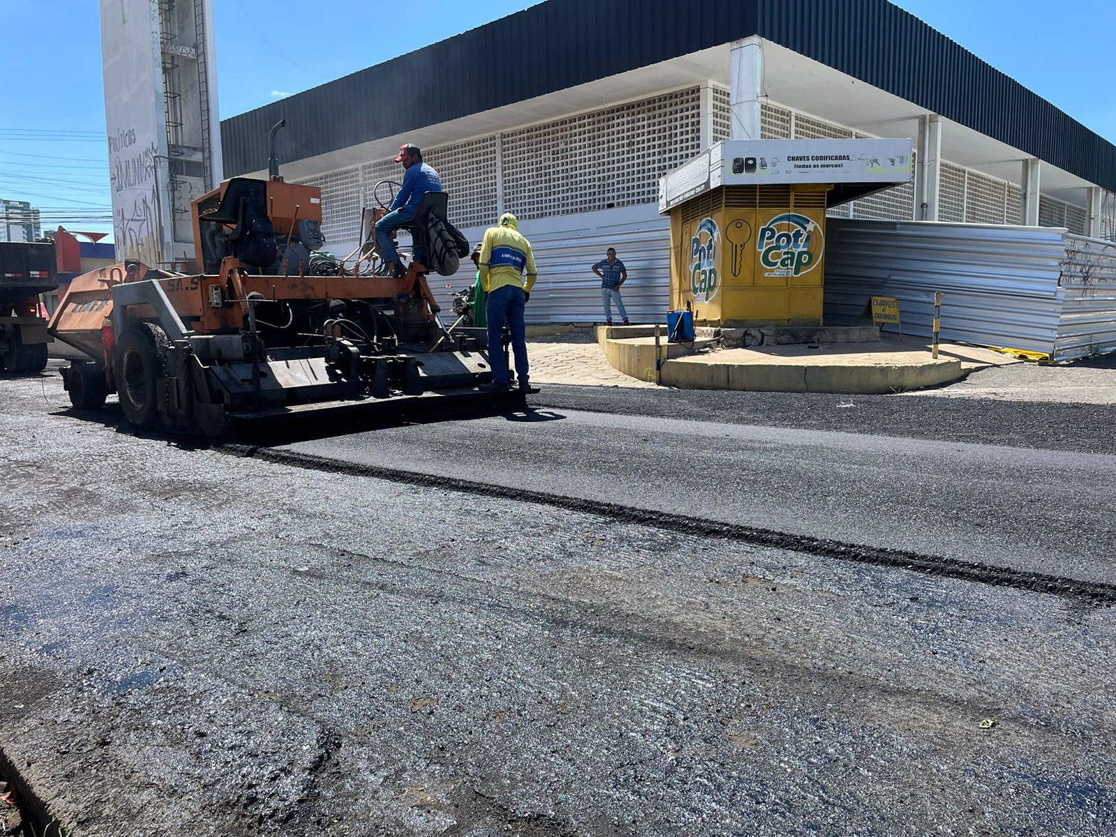 Prefeito Dr. Pessoa autoriza investimento de R$ 100 milhões em obras de asfalto por toda a cidade.