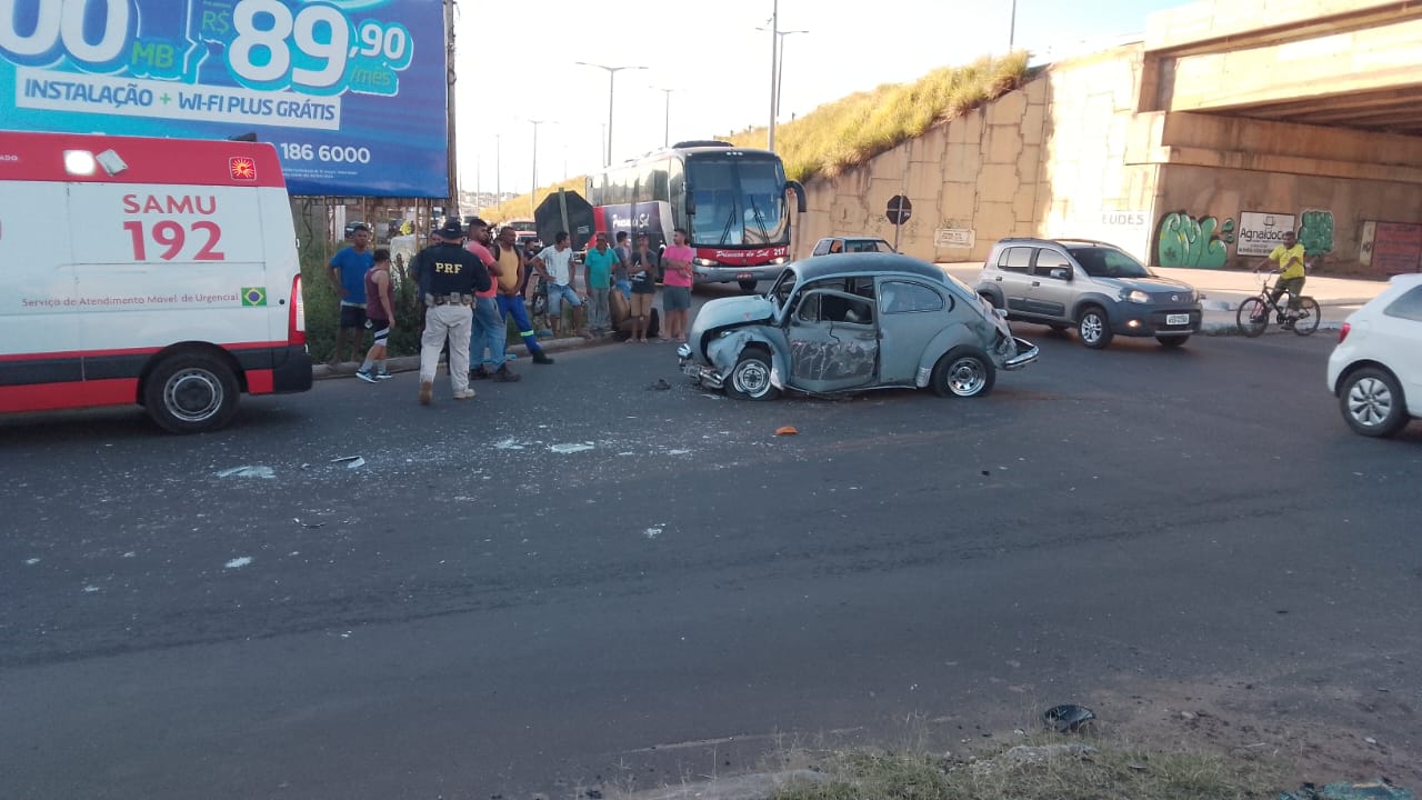Van colide com fusca na Zona Sul de Teresina