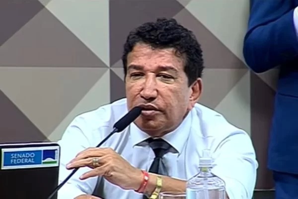 Vídeo: em CPI, Magno Malta se diz “tentado a dar um coice” em deputado