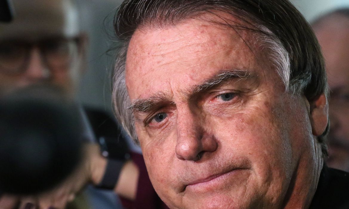 Bolsonaro e aliados adotam silêncio em conjunto sobre joias na PF