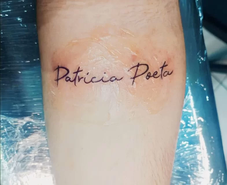 Fã de Patrícia Poeta tatua nome da jornalista e revela história de admiração