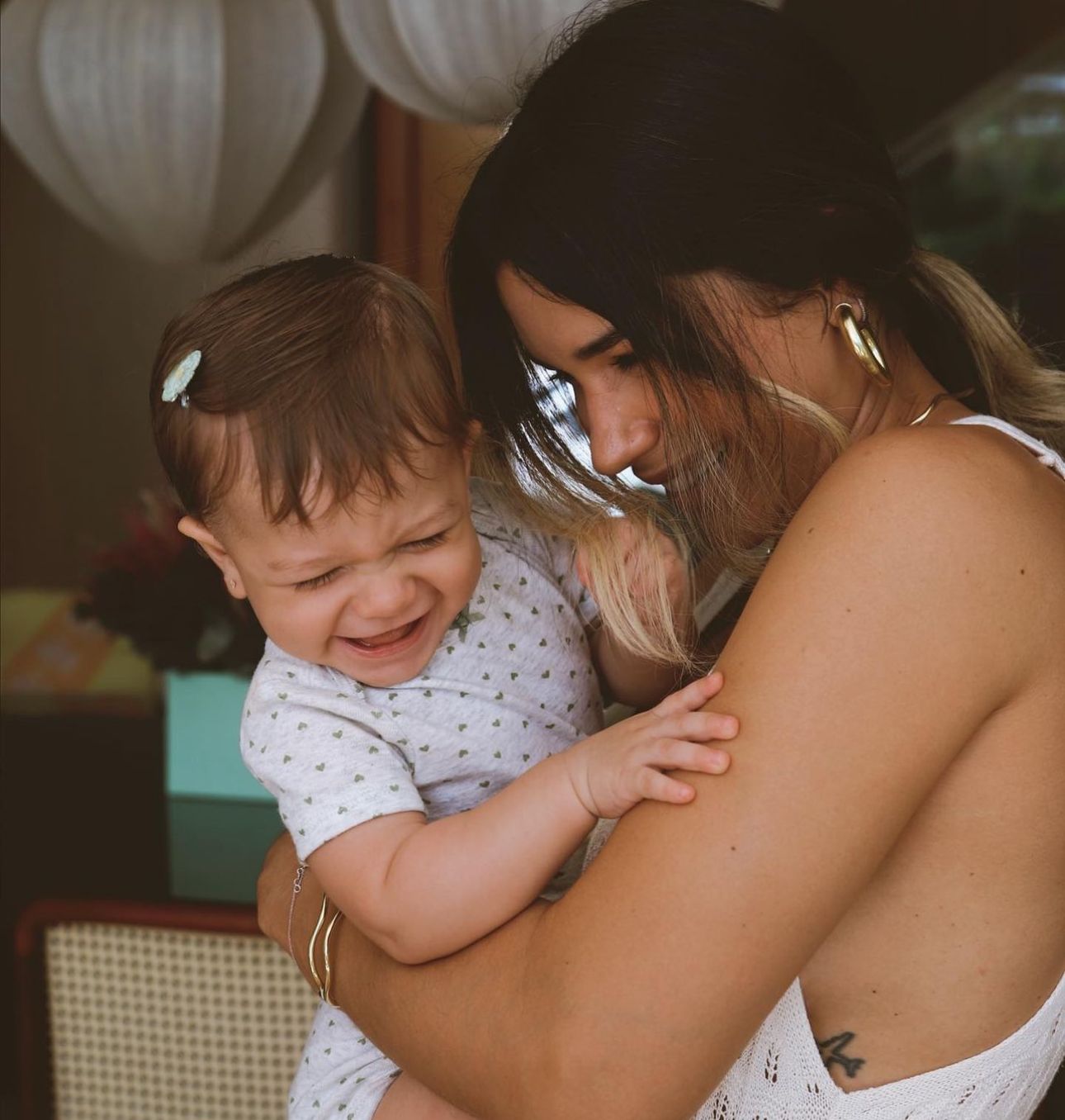 Gabi Pinho compartilha dica para alívio da gengiva de sua filha enquanto os primeiros dentes nascem