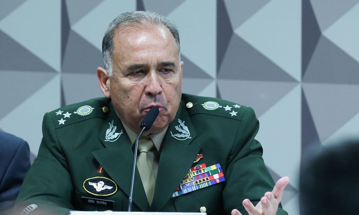 General Dutra nega negligência na retirada de acampamento do QG