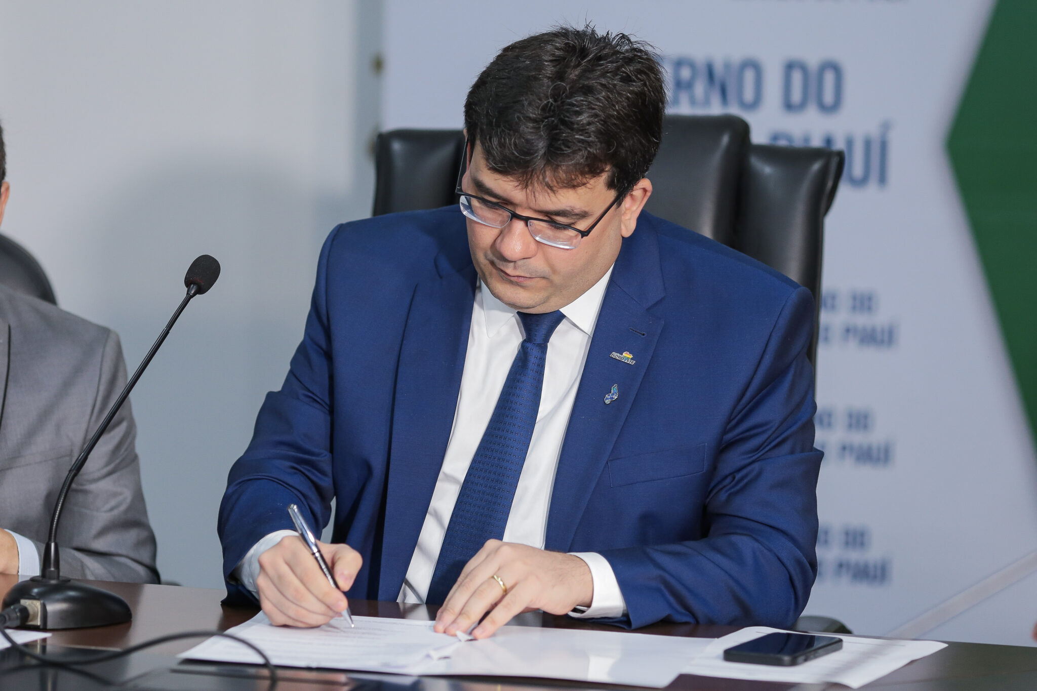 Governador Rafael Fonteles assina decreto para implantação de UPAs 24h no Piauí