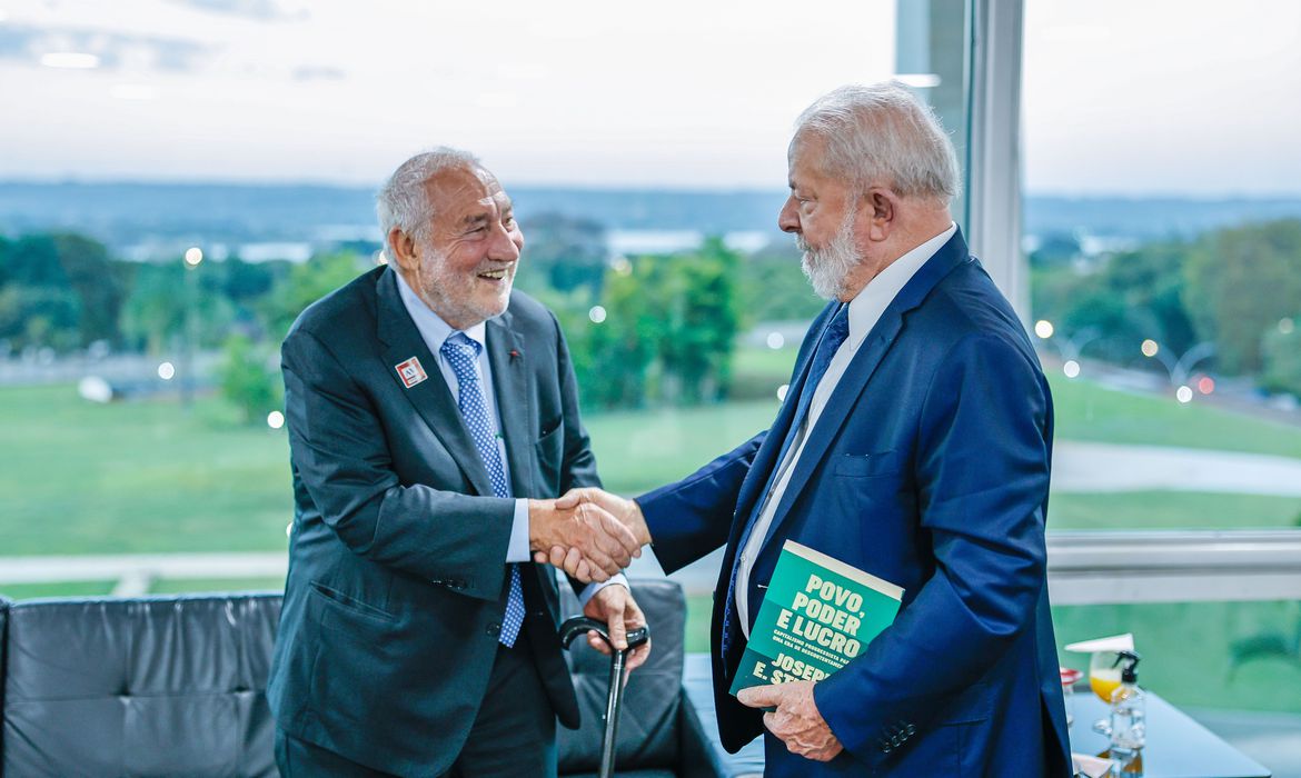 Lula recebe vencedor do Nobel de Economia no Palácio do Planalto