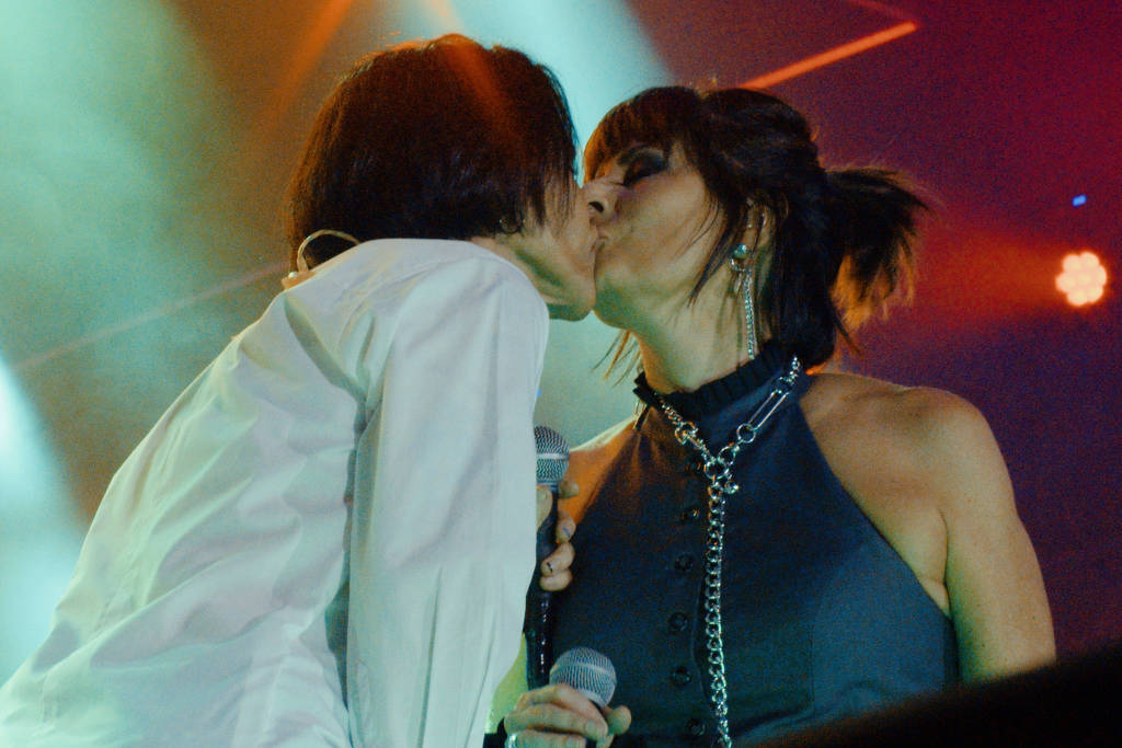 Marina Lima e Fernanda Abreu se beijam em show caloroso no Coala Festival
