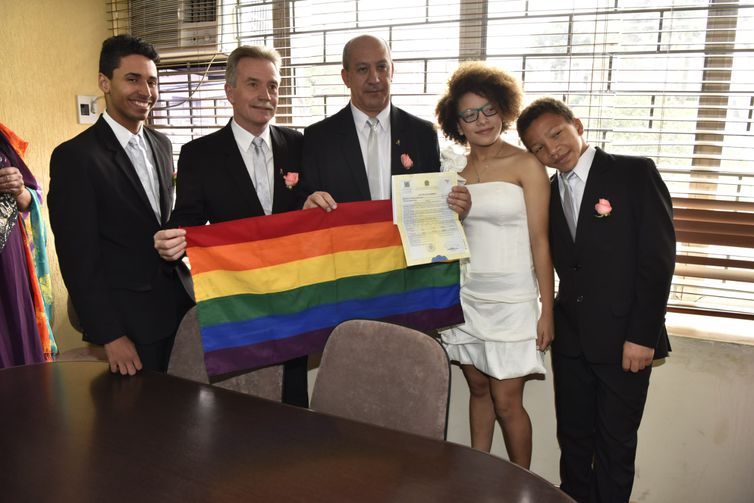 Toni Reis, David Harrad e os filhos, na comemoração dos 10 anos de casamentos homoafetivos no Brasil. 