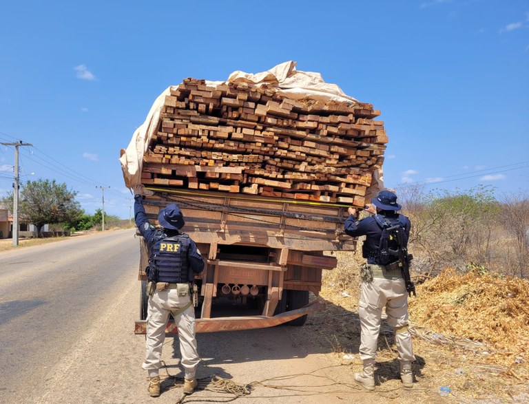 Transporte ilegal de madeira com destino à Bahia é apreendida pela PRF no Piauí