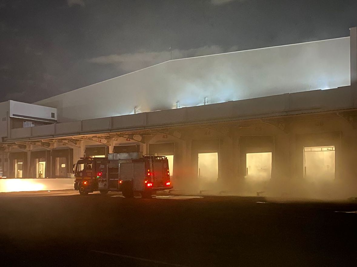 Incêndio de grandes proporções atinge Centro de Distribuição do Supermercado R Carvalho