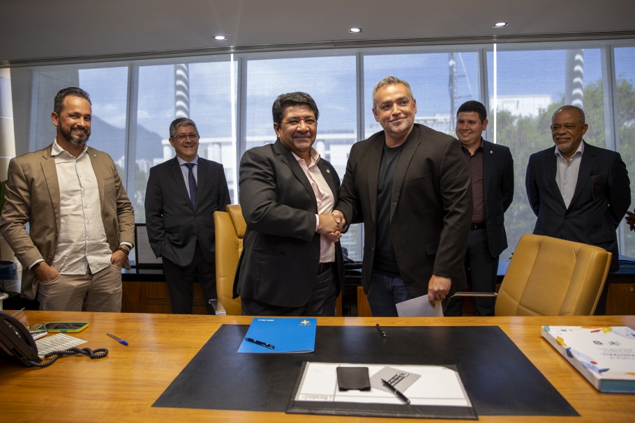 Presidente da CBF, Ednaldo Rodrigues, e diretor de Direitos Esportivos do Grupo Globo, Fernando Manuel Pinto, assinam contrato de transmissão da Supercopa do Brasil 2024