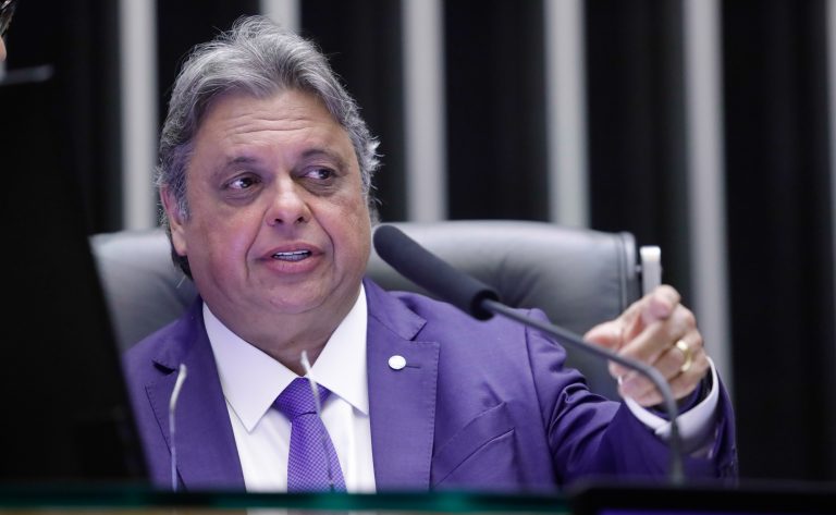Deputado Júlio Arcoverde convoca líderes para discutir Orçamento de 2025