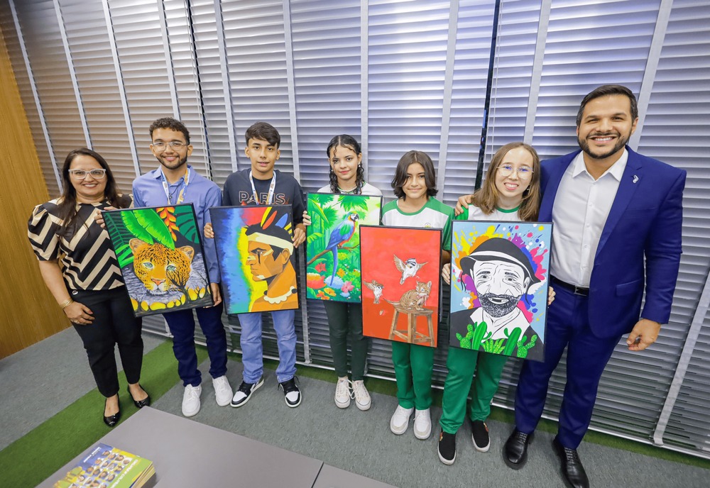 Estudantes piauienses que brilharam em exposição de arte em Nova York são recebidos pelo secretário da Educação
